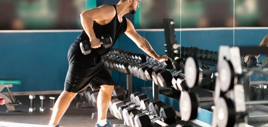 Men doing dumbellrows