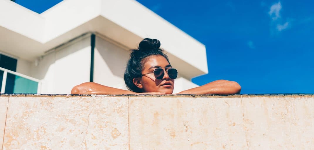 Woman with sunglasses in the sun