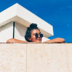 Woman with sunglasses in the sun