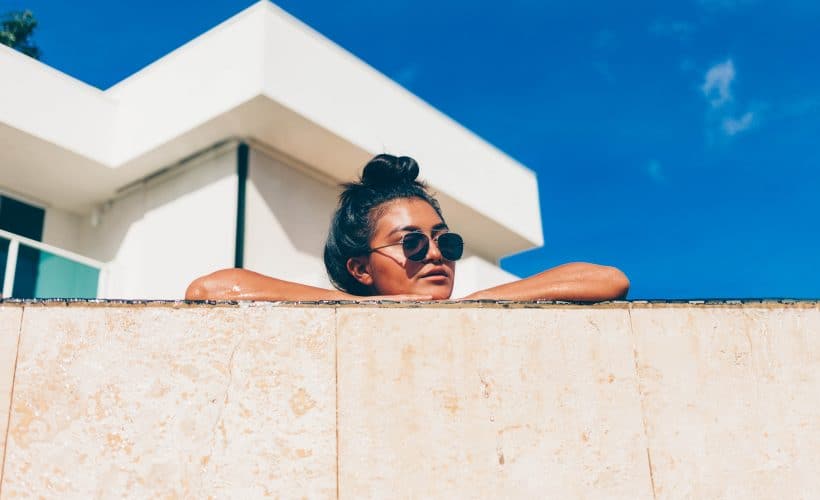 Woman with sunglasses in the sun